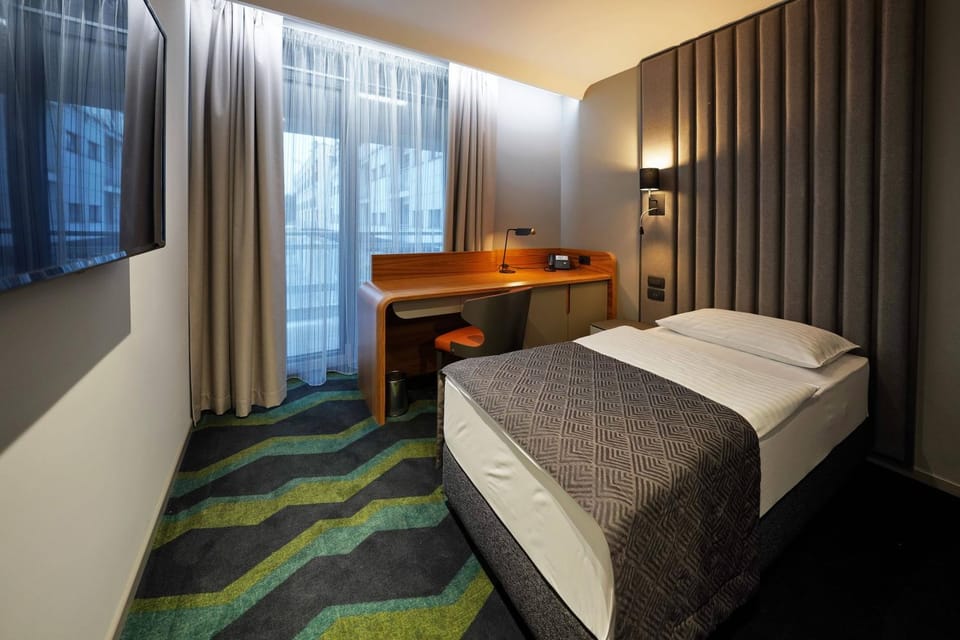 Bed, TV and multimedia, Bedroom