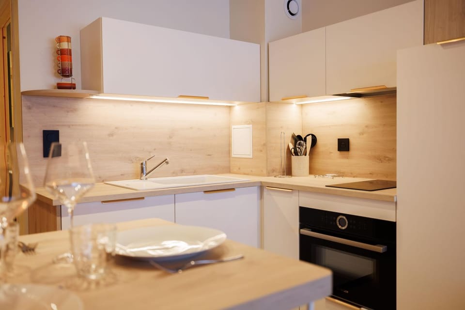 Kitchen or kitchenette, Dining area