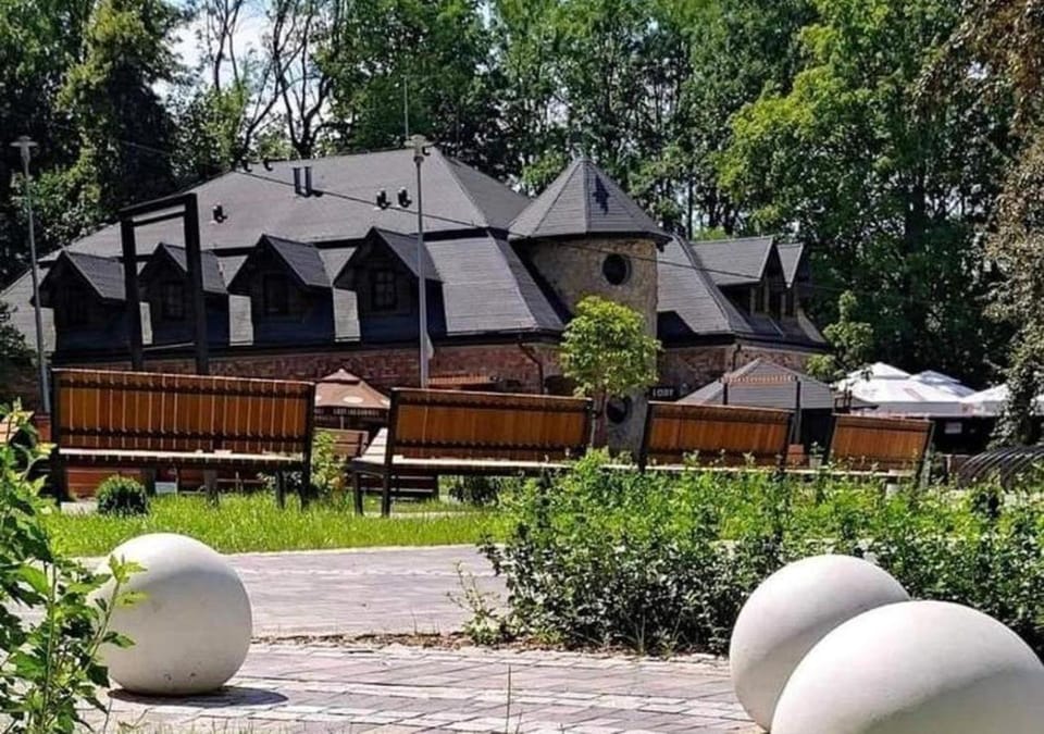 Property building, Restaurant/places to eat