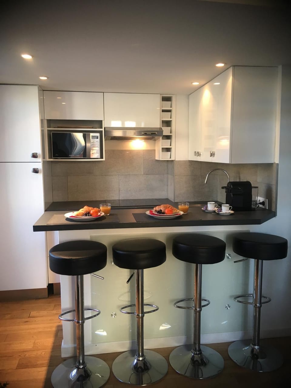 Kitchen or kitchenette, Dining area, minibar