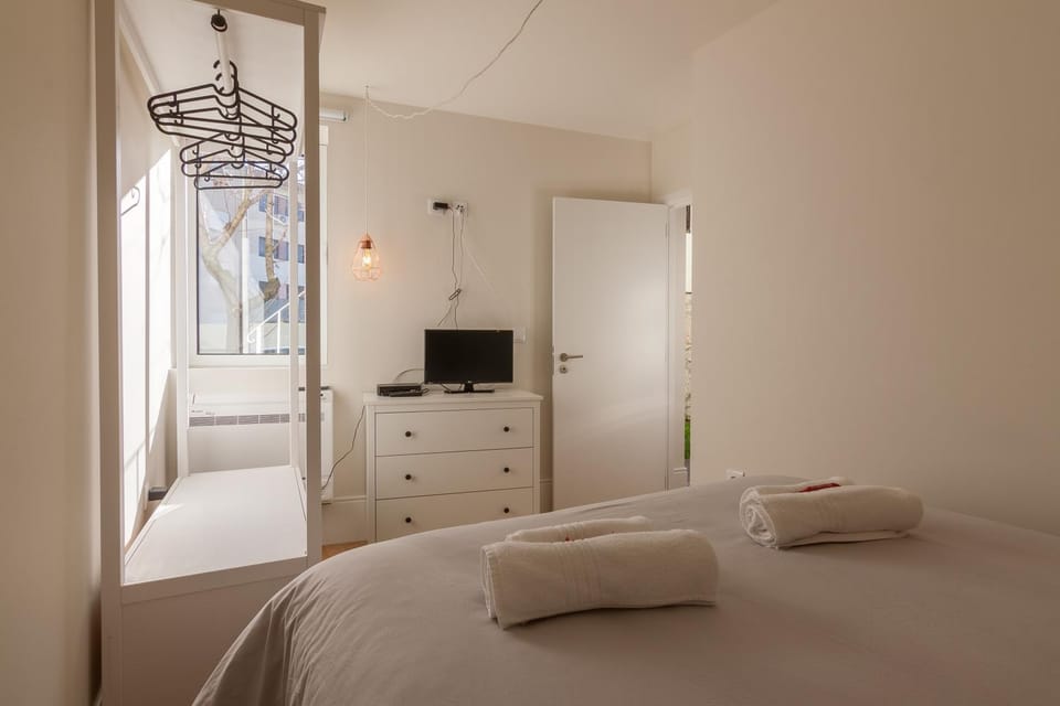 Bed, TV and multimedia, Bedroom, towels