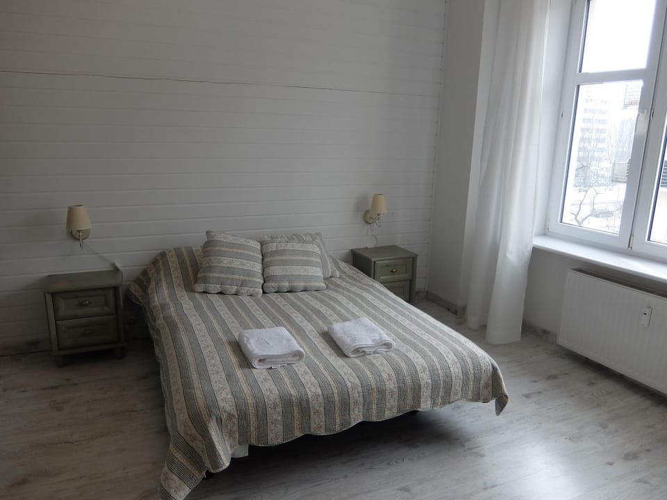 Bed, TV and multimedia, Seating area, Bedroom