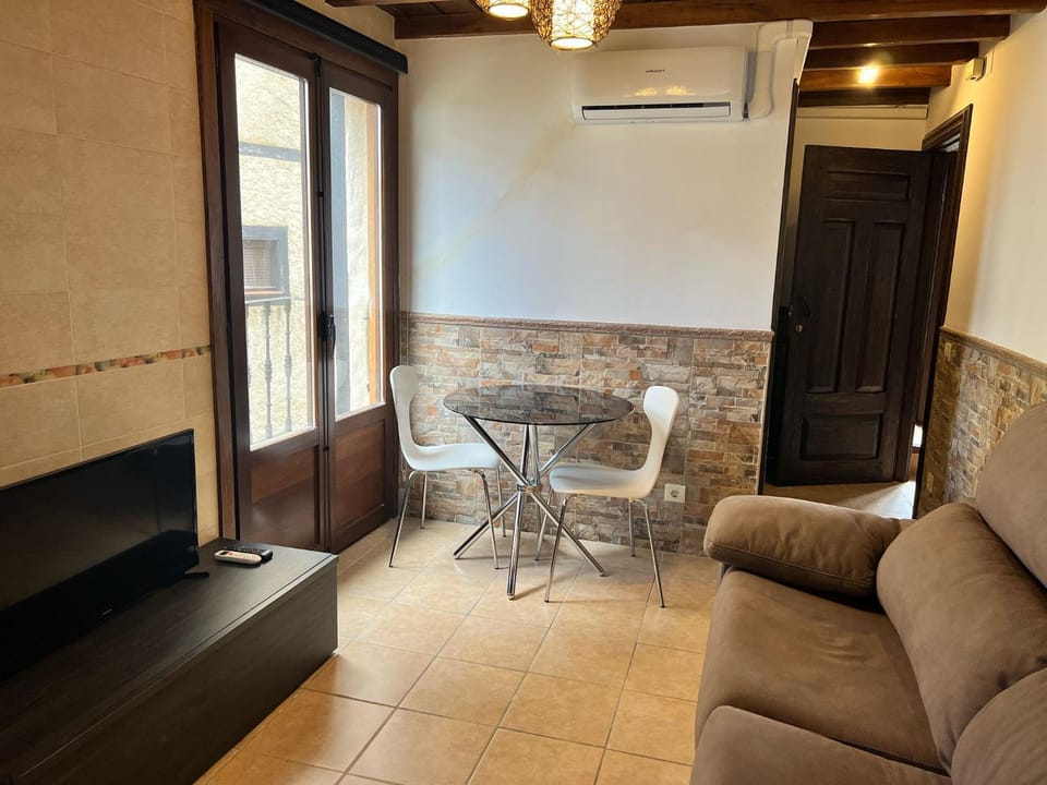 TV and multimedia, Living room, Dining area, air conditioner