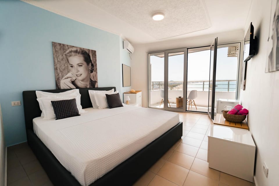Bed, TV and multimedia, View (from property/room), Balcony/Terrace, Photo of the whole room, Bedroom, Sea view