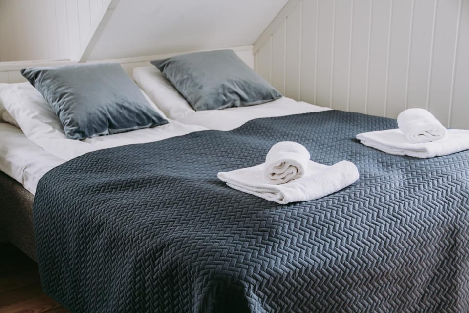 Bed, towels