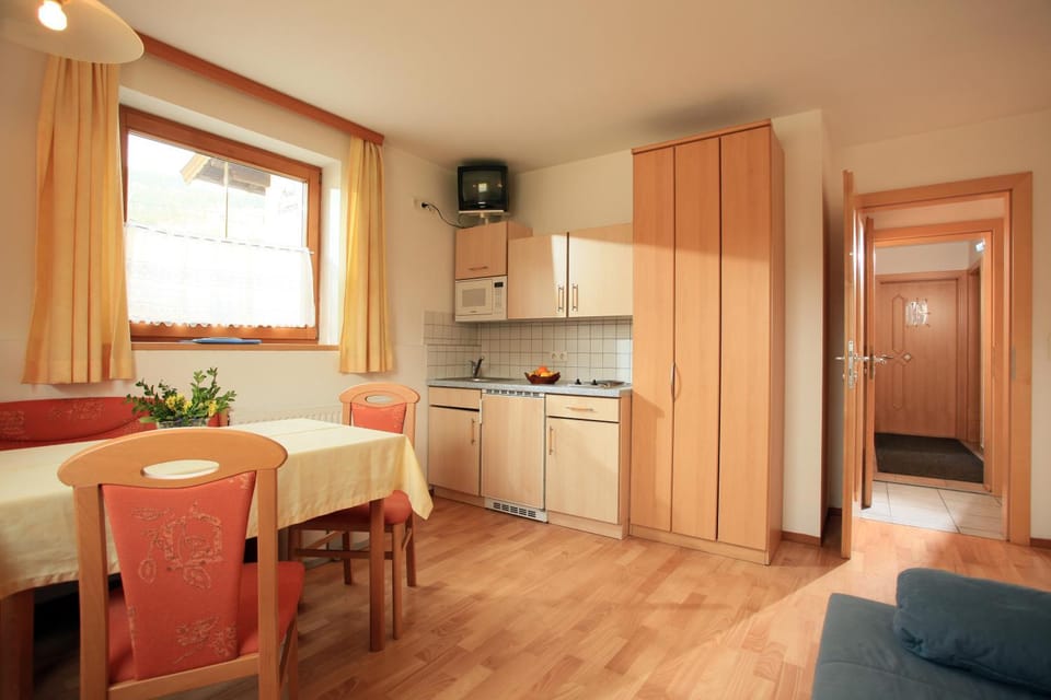 Kitchen or kitchenette, Seating area