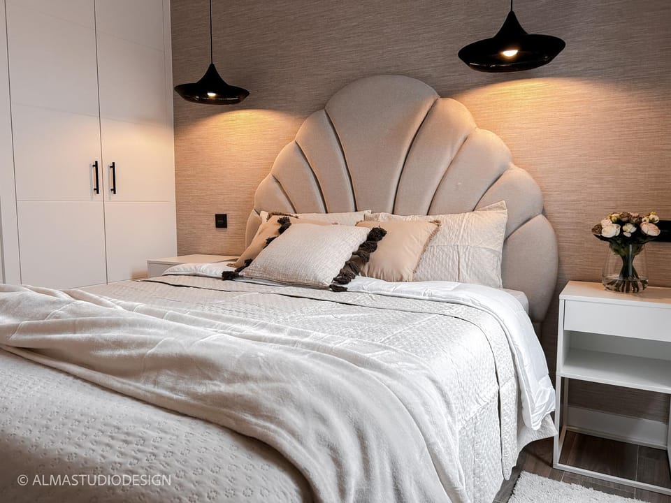 Bed, Photo of the whole room, Bedroom