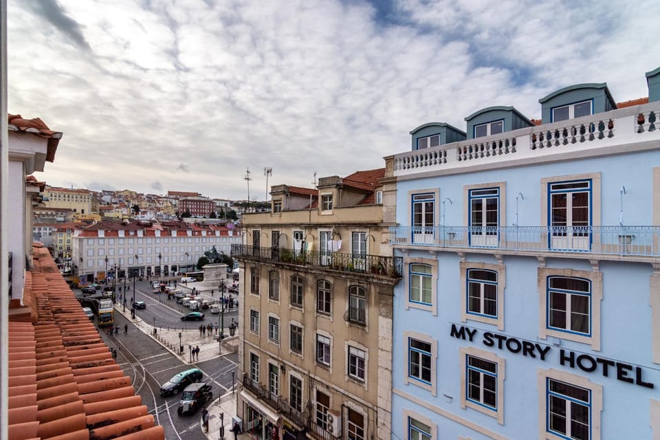 Nearby landmark, Neighbourhood, City view, Street view