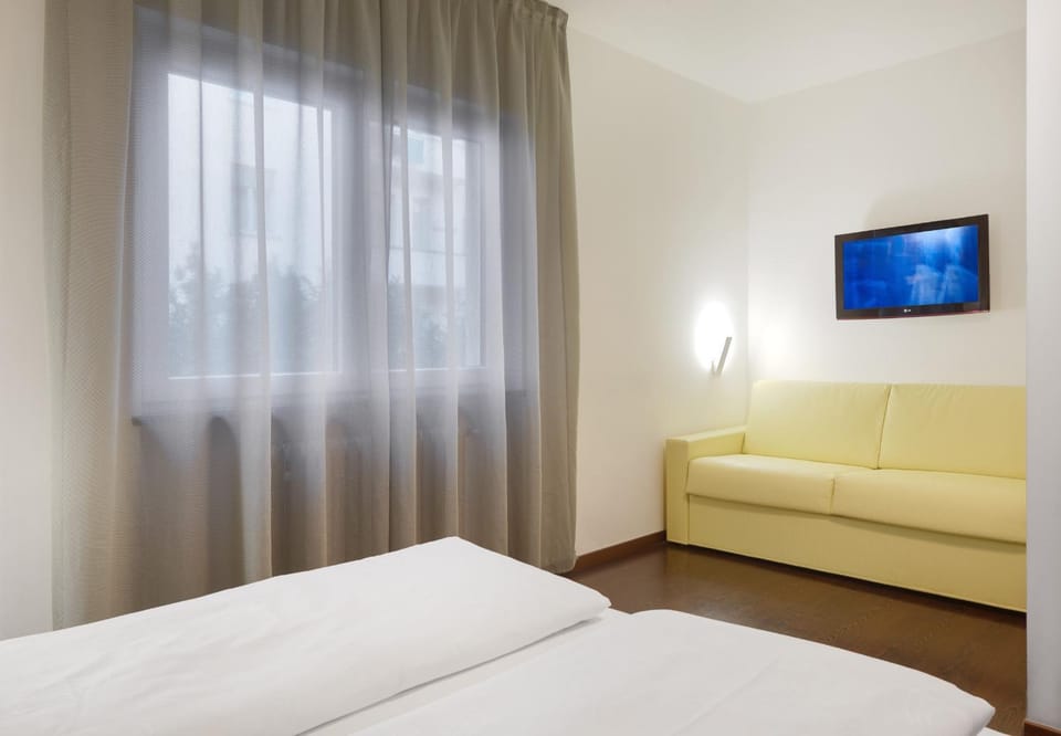 Bed, Bedroom, Quiet street view