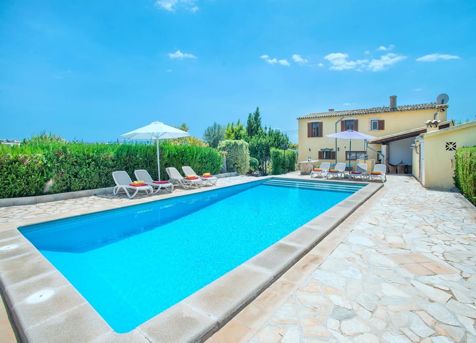 Property building, Patio, Day, Natural landscape, Summer, Solarium, Balcony/Terrace, Pool view, Swimming pool, sunbed