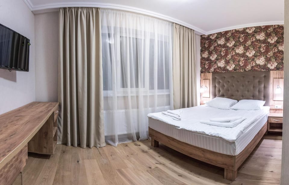 Bed, TV and multimedia, Photo of the whole room, Bedroom, towels