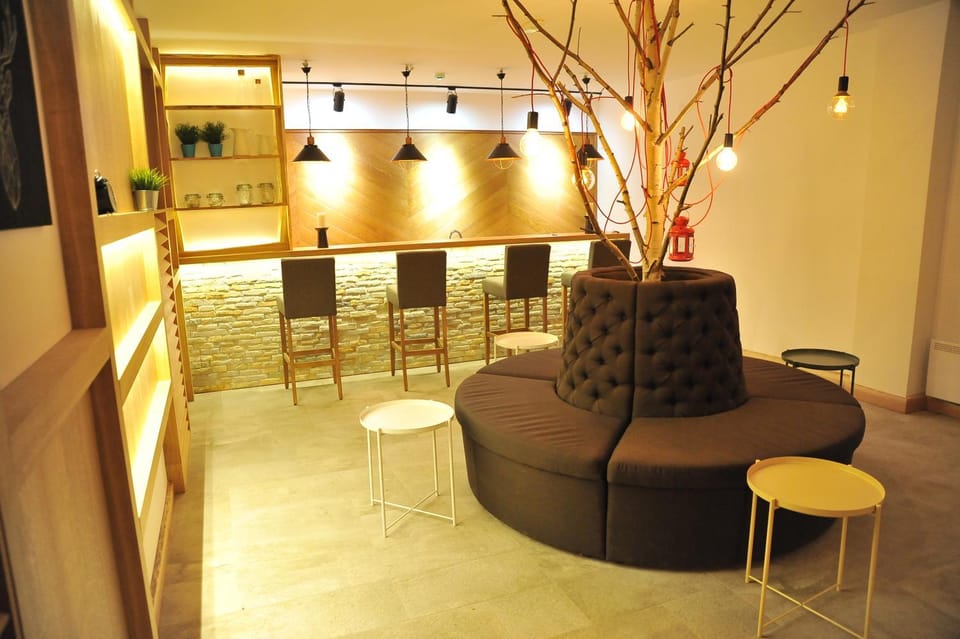 Restaurant/places to eat, Communal lounge/ TV room