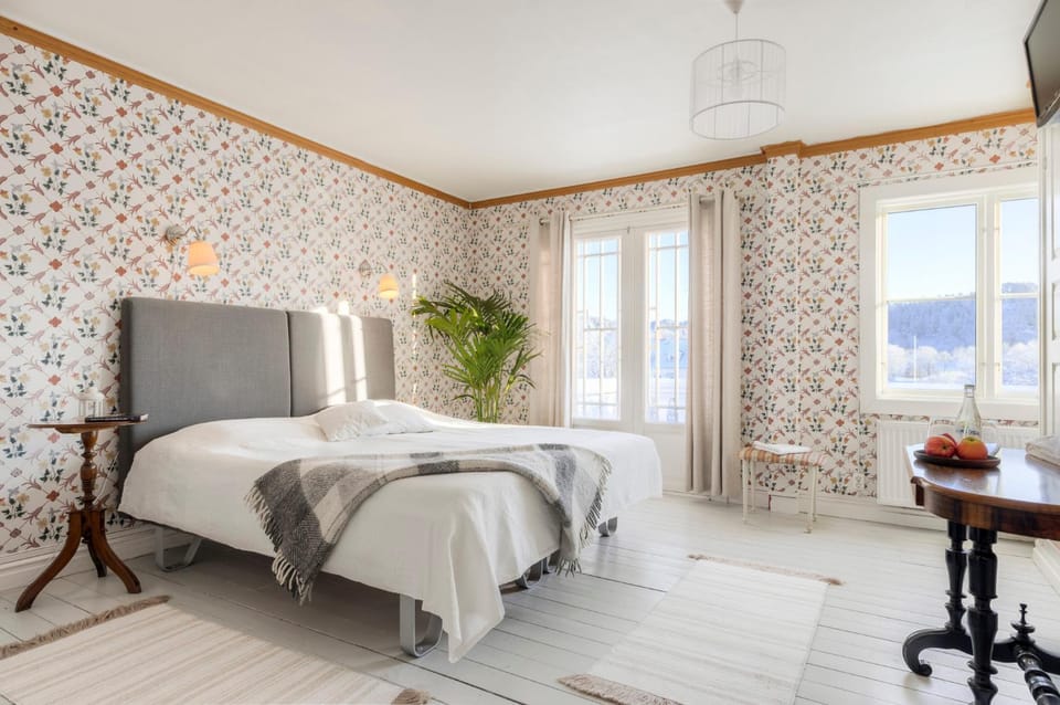 Day, Bedroom