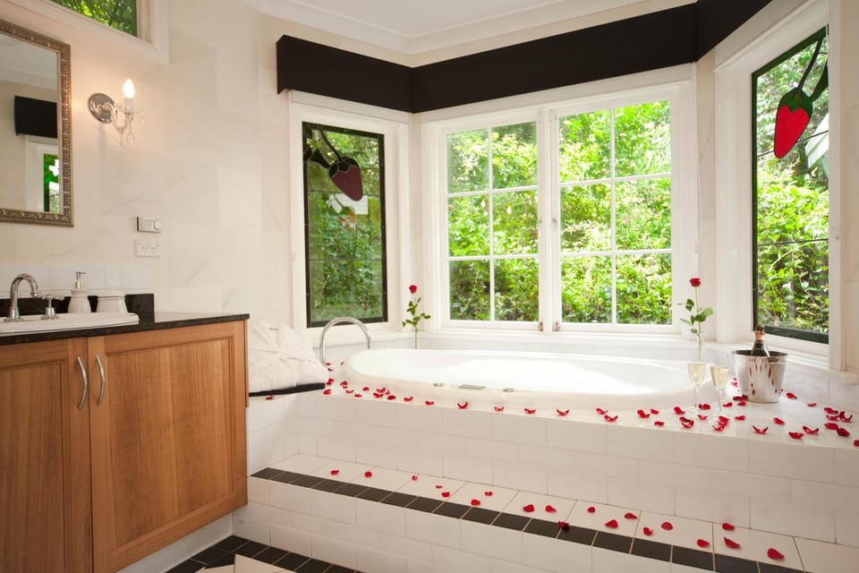 Shower, Natural landscape, Bathroom, Decorative detail, On site, Garden view