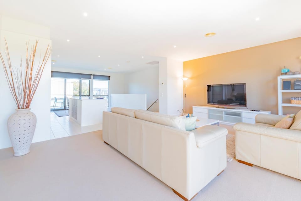 Stylish 3 Bedroom Townhouse - Free Parking Apartment in Torquay
