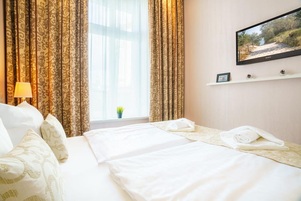 Bed, TV and multimedia, Bedroom