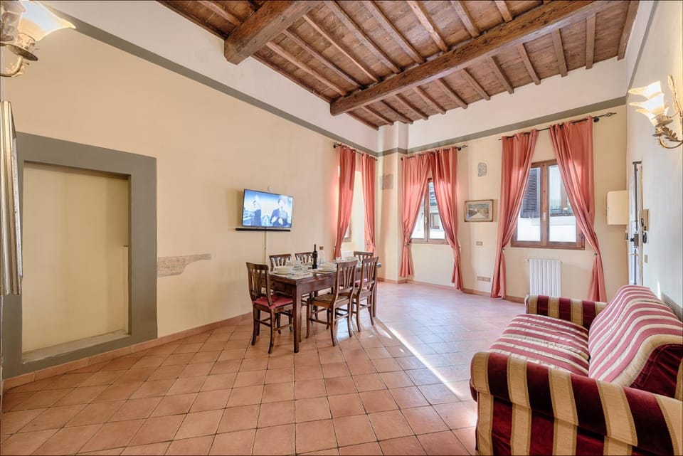 TV and multimedia, Living room, Seating area, Dining area