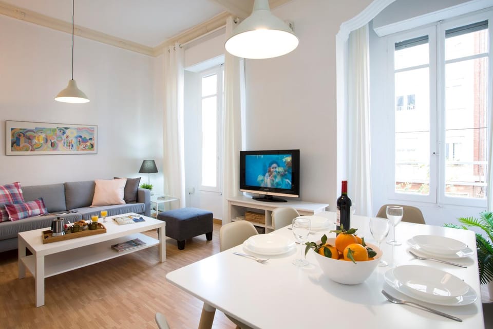 TV and multimedia, Living room, Seating area, Dining area