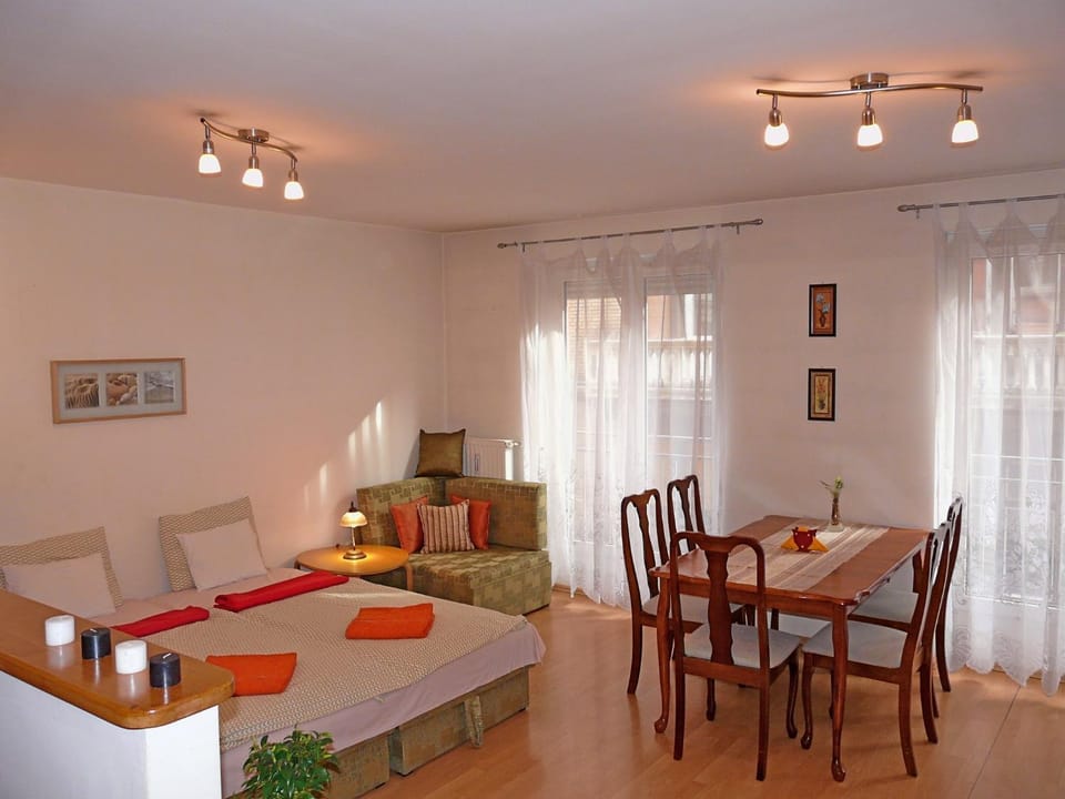 Photo of the whole room, Dining area