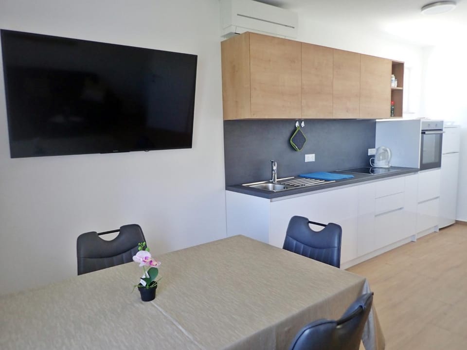 TV and multimedia, Kitchen or kitchenette, Dining area, oven, stove