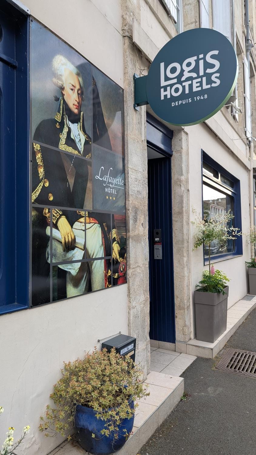 Property building, Facade/entrance, Logo/Certificate/Sign, Street view