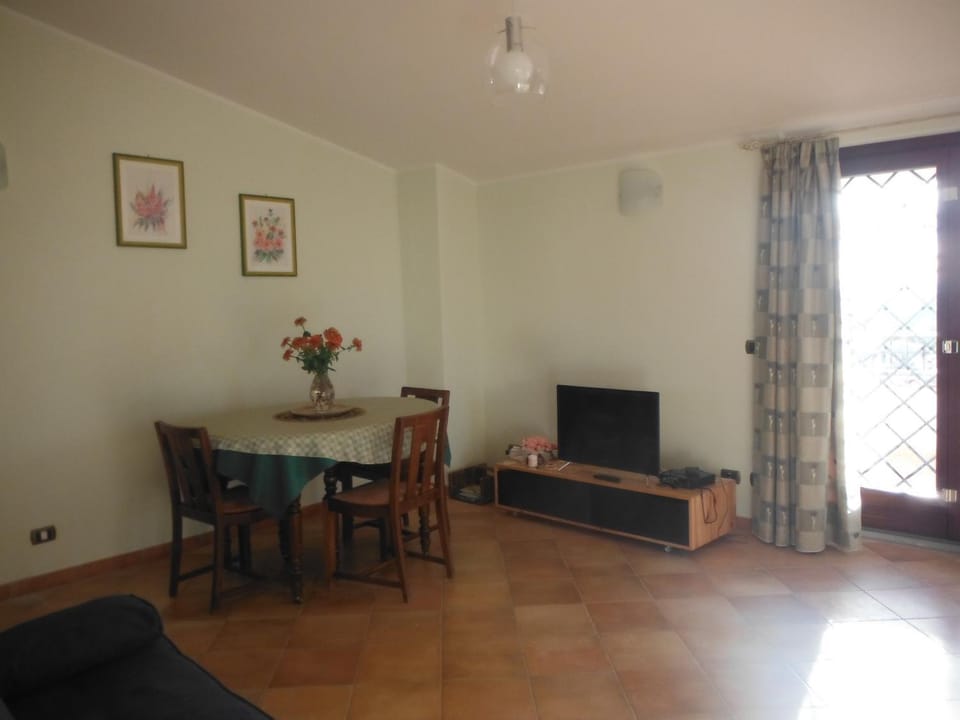 TV and multimedia, Living room, Seating area, Dining area