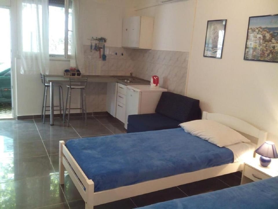Kitchen or kitchenette, Bedroom