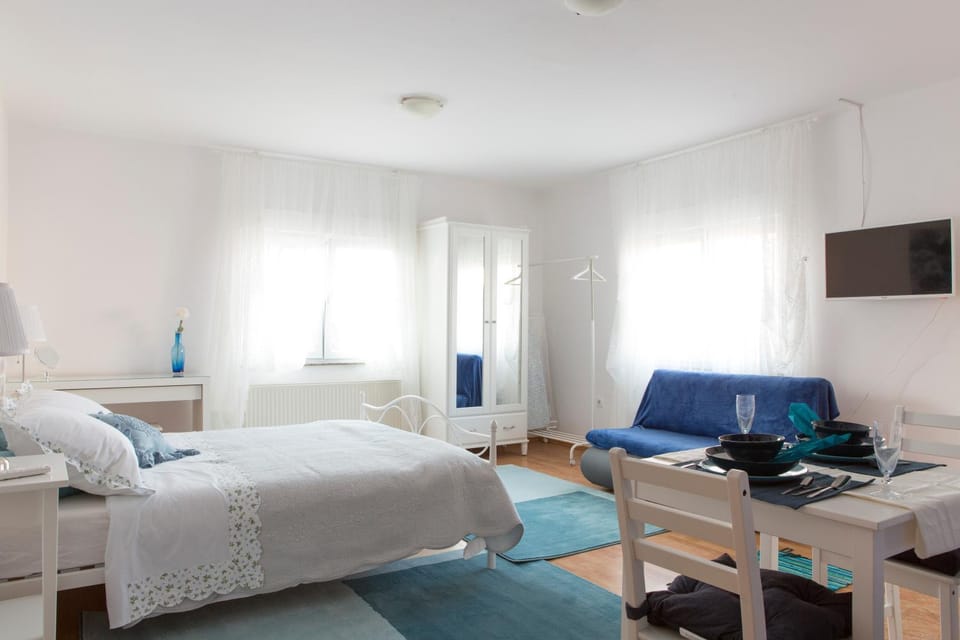 Communal lounge/ TV room, Bed, TV and multimedia, Seating area