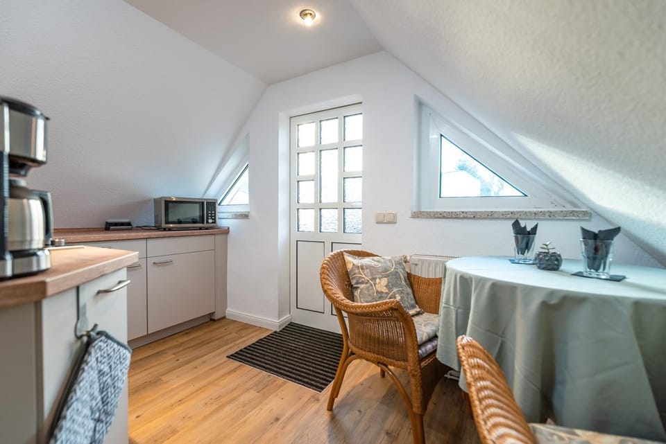 Kitchen or kitchenette, Photo of the whole room, Dining area