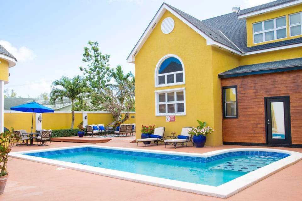 Brownstone Guesthouses Apartment in Nassau