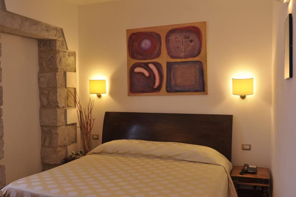 Bed, Photo of the whole room, Decorative detail, Bedroom