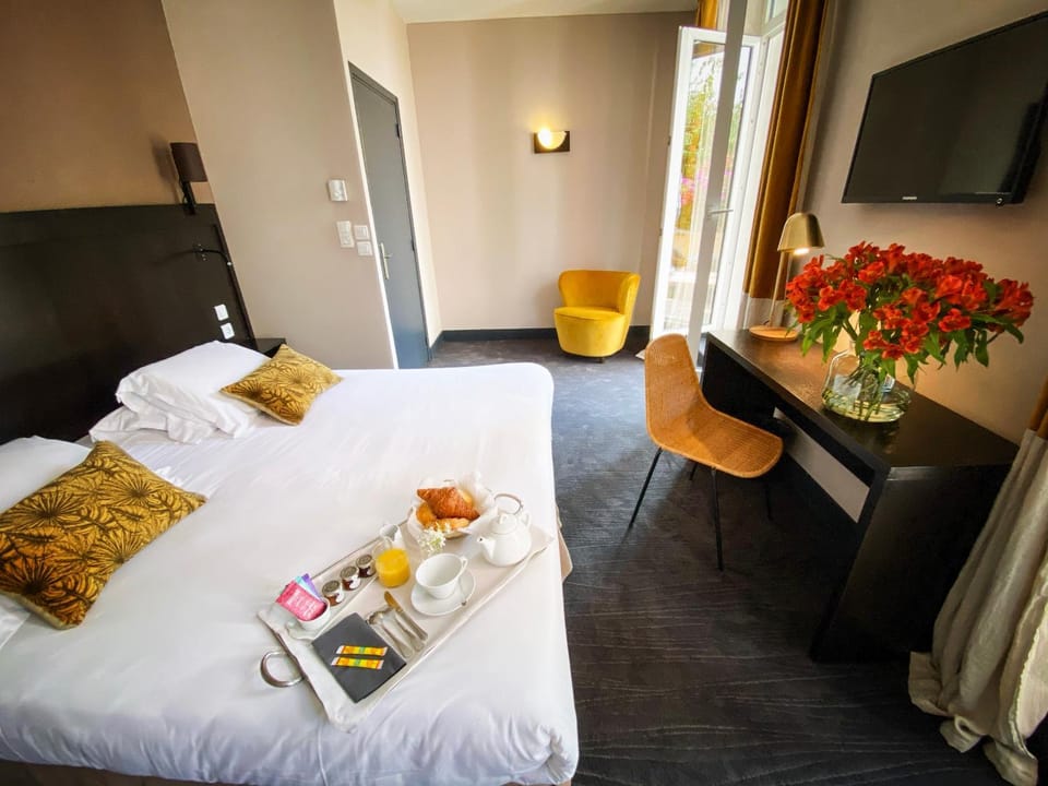 Bed, Photo of the whole room, Bedroom, Food, Breakfast, Drinks