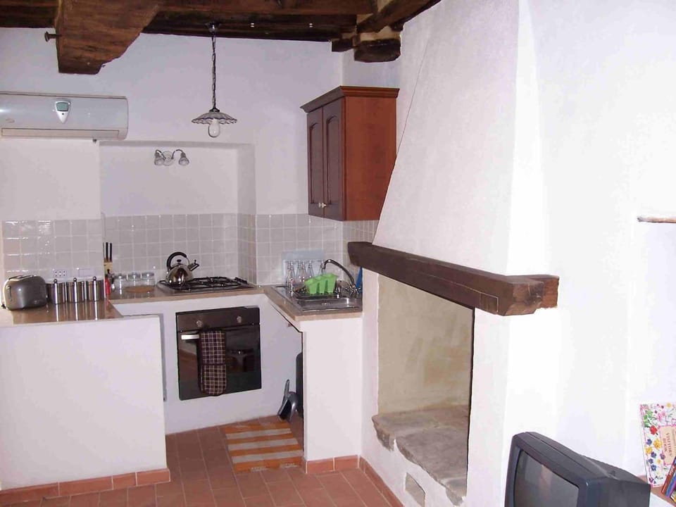 Kitchen or kitchenette, pet friendly, stove