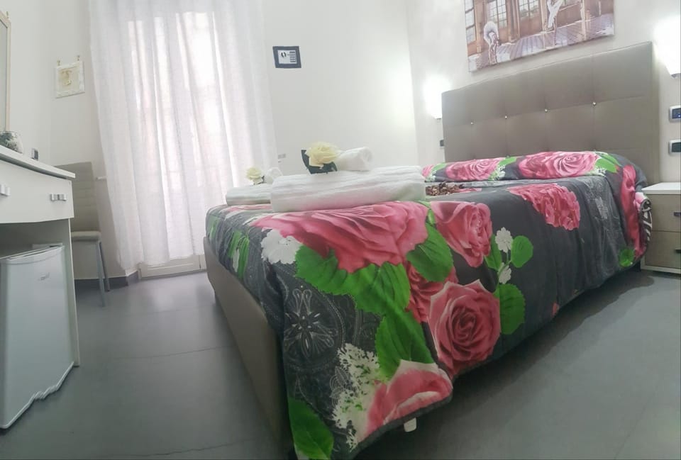 Bed, Photo of the whole room, Bedroom, oven