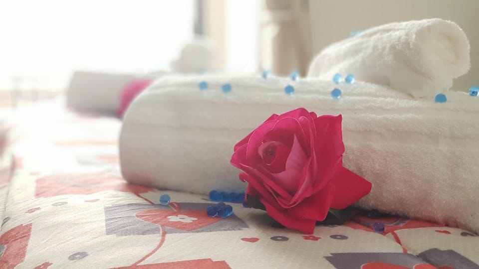 Bed, towels