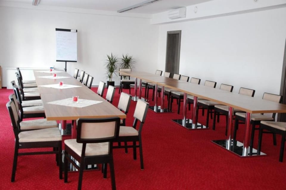 Banquet/Function facilities, Seating area, Meeting/conference room