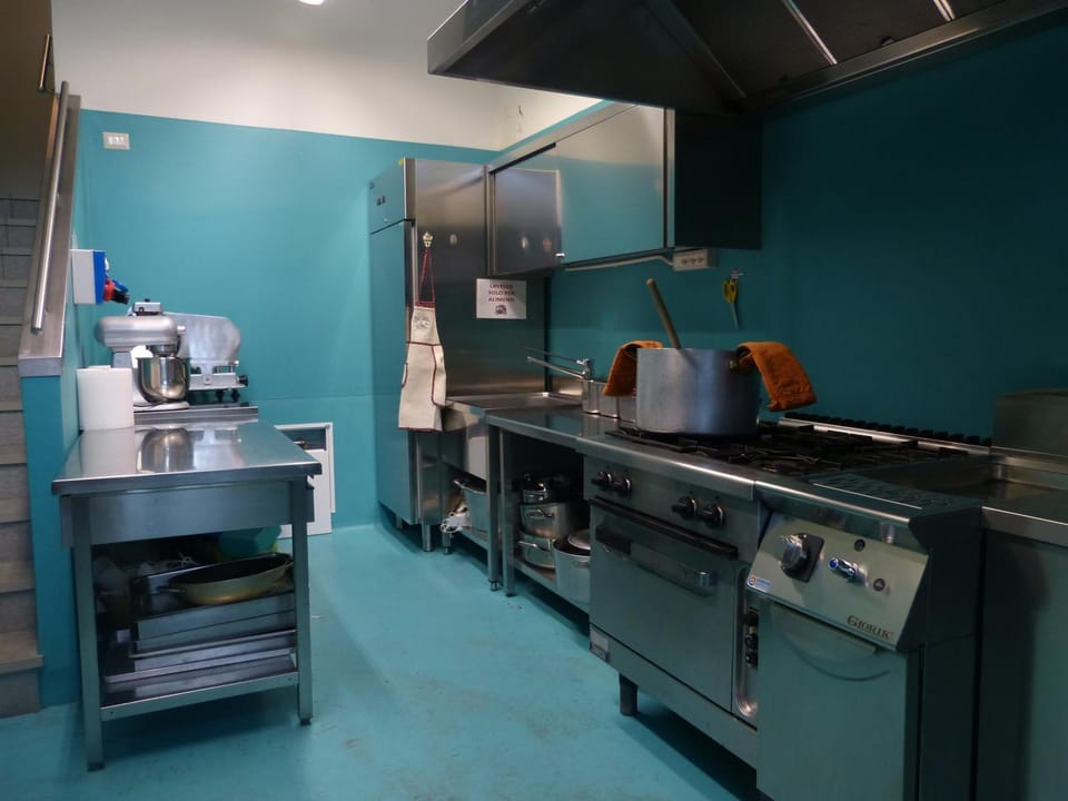 Kitchen or kitchenette, Communal kitchen