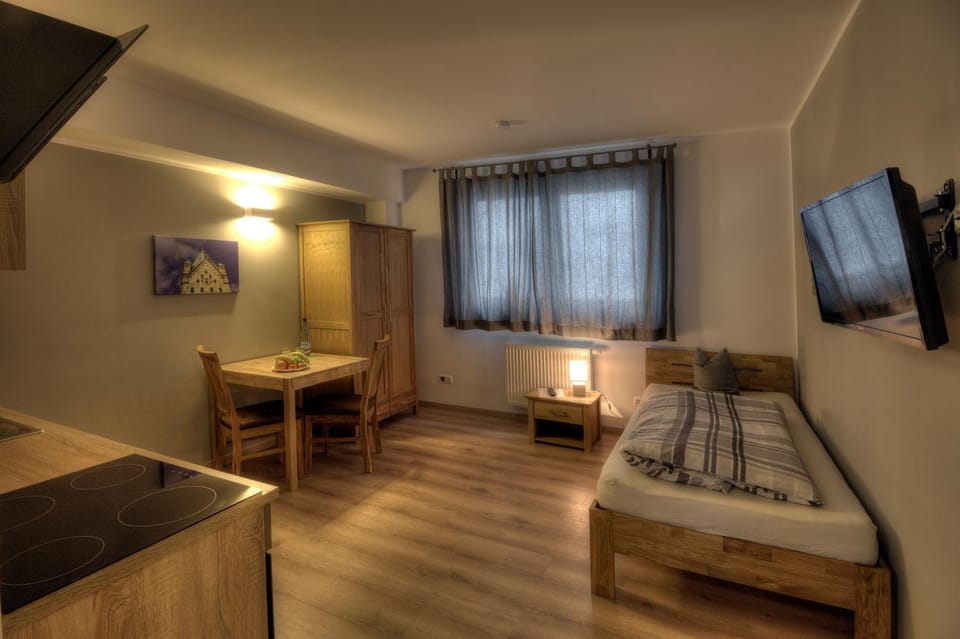 Bed, TV and multimedia, Kitchen or kitchenette, Photo of the whole room, Bedroom, towels