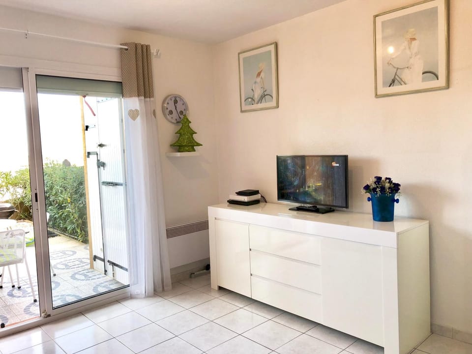 TV and multimedia, Living room, Garden view, Landmark view, Sea view, Area and facilities