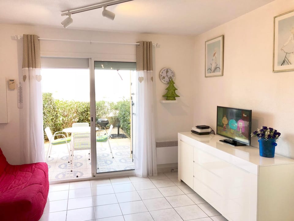 Bed, Living room, Garden view, Landmark view, Sea view