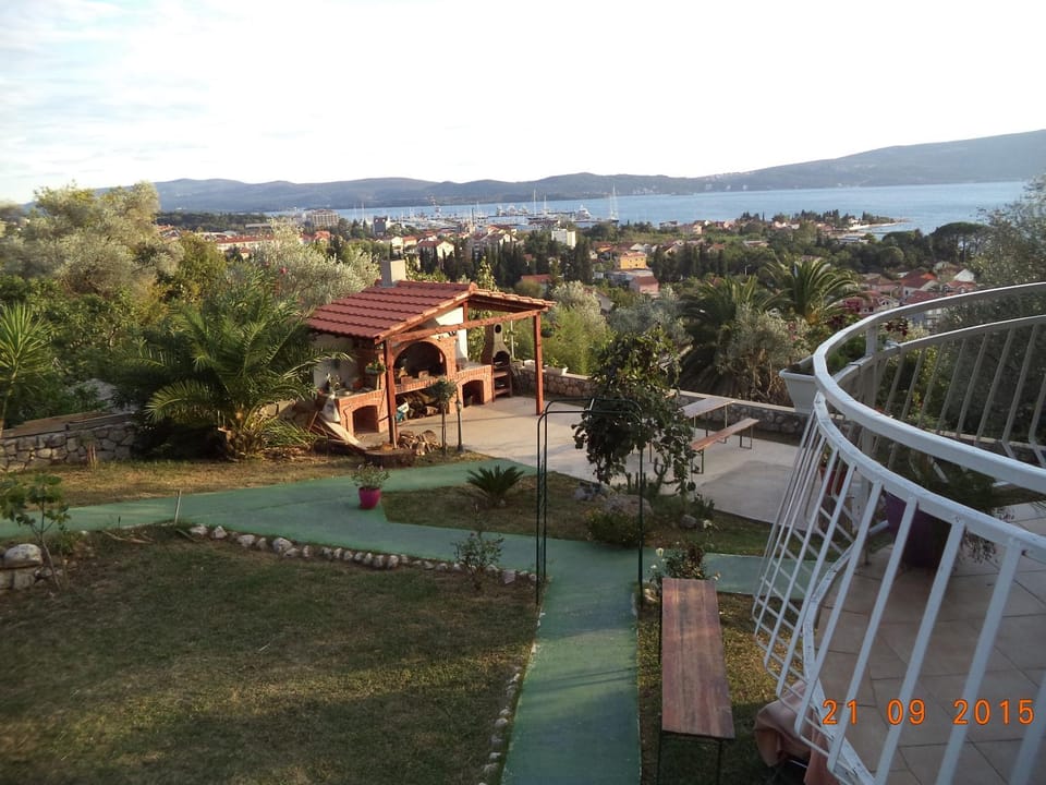 Nearby landmark, Restaurant/places to eat, Natural landscape, On site, Garden view, Seasons