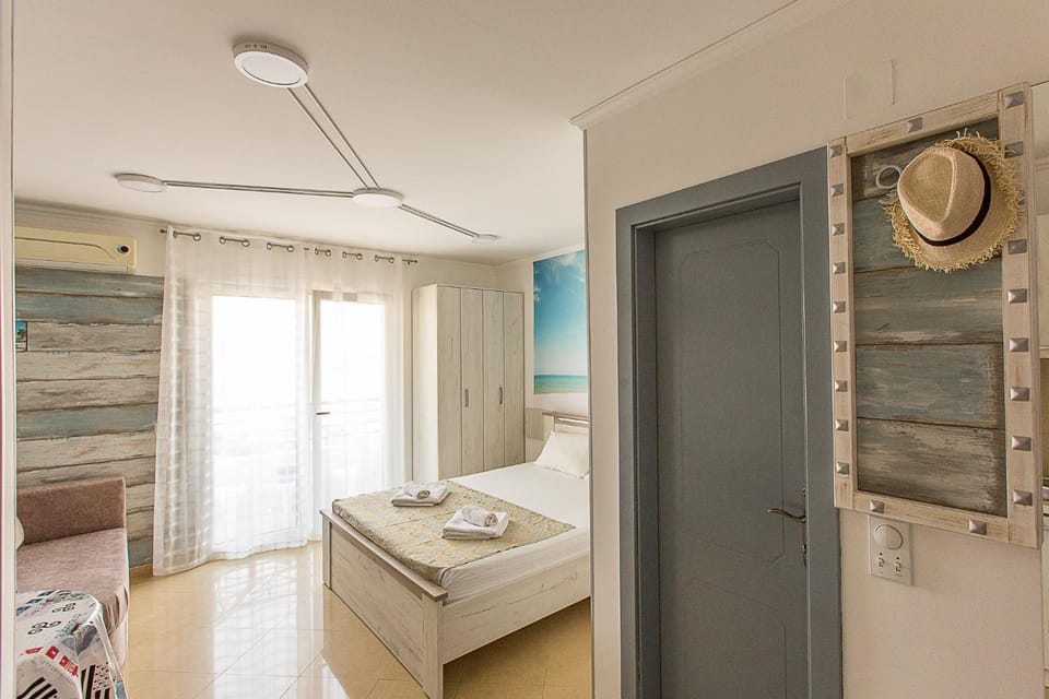 Bed, Photo of the whole room, towels