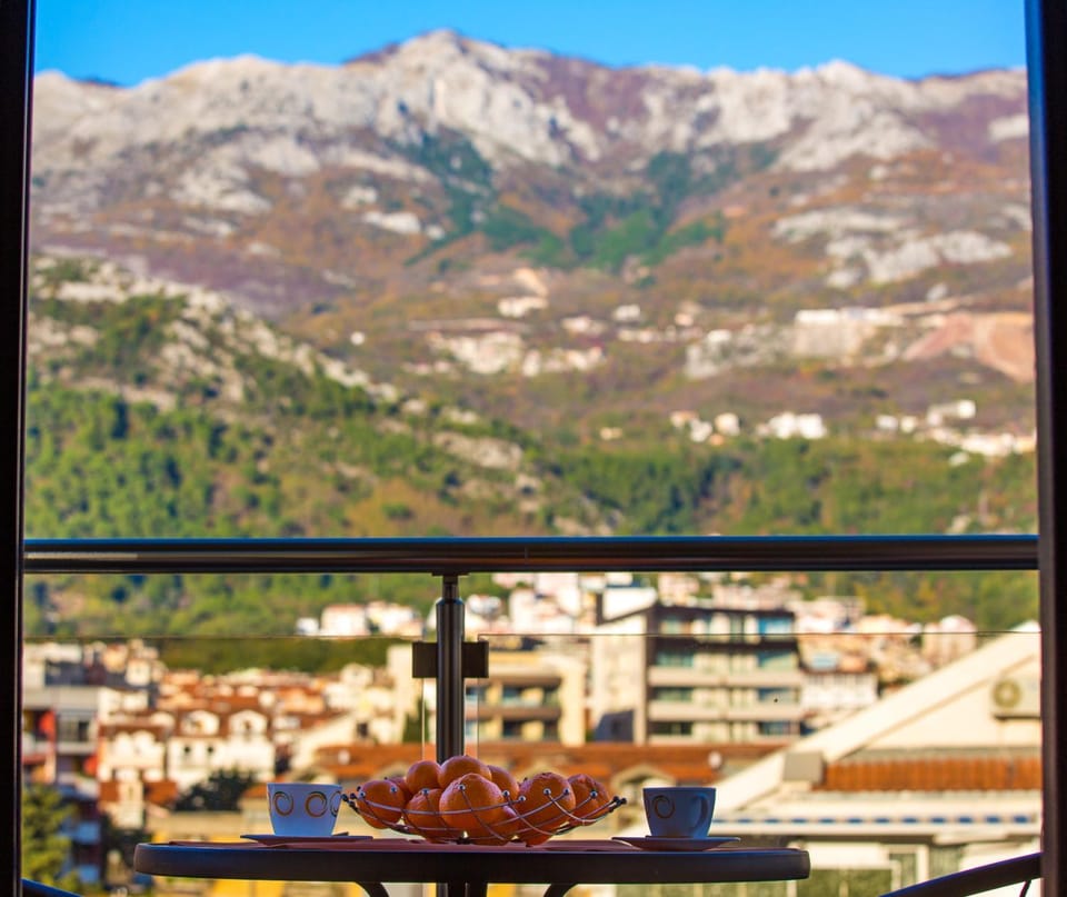 Balcony/Terrace, Mountain view, Inner courtyard view