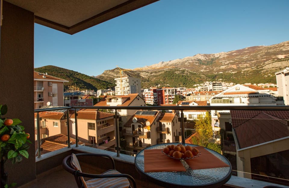 Balcony/Terrace, City view, Mountain view