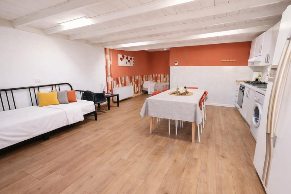 Bed, Dining area