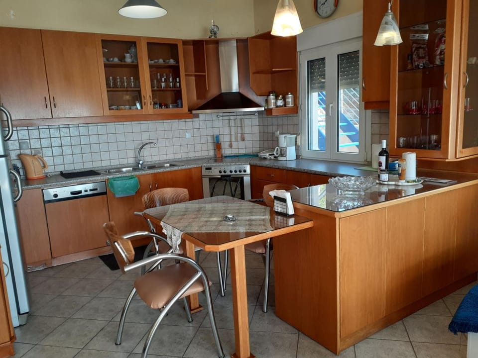 Kitchen or kitchenette, Dining area, minibar