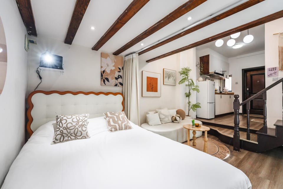 Bed, Living room
