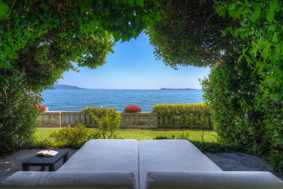 Day, Natural landscape, Garden, View (from property/room), Garden view, Lake view, Seasons, sunbed