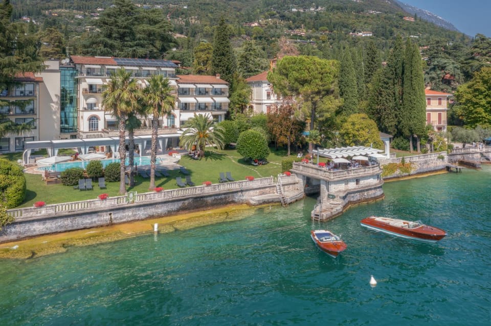 Property building, Restaurant/places to eat, Garden, Lake view, Swimming pool, Seasons