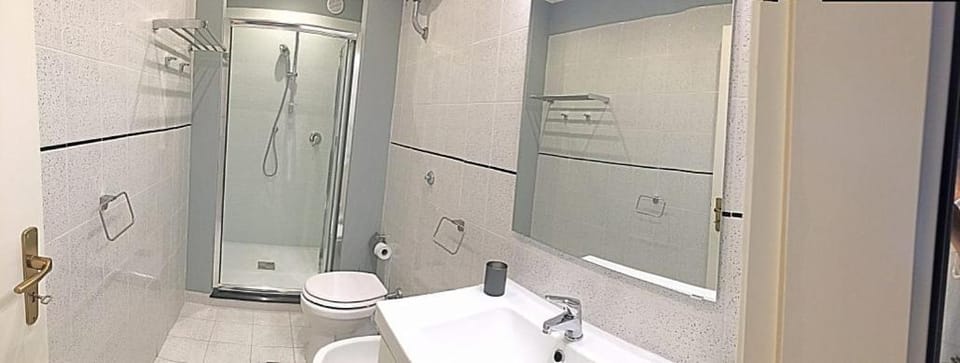 Shower, Toilet, Bathroom, towels